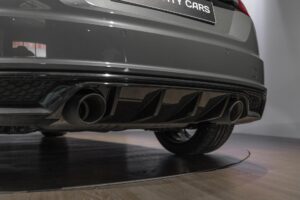 Diffuseur arrière avec sorties d'échappement – AUDI – TT – 2022 – Gris Chronos – 13 900 km – 245 ch – 4 cylindres turbo – Transmission : séquentielle – Origine France – Privaty Cars – Estimation et rachat de véhicules haut de gamme près de Poitiers