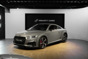 À vendre – AUDI – TT – 2022 – Gris Chronos – 13 900 km – 245 ch – 4 cylindres turbo – Transmission : séquentielle – Photo principale – Origine France – Privaty Cars – Sélection de véhicules AUDI disponibles près de Poitiers