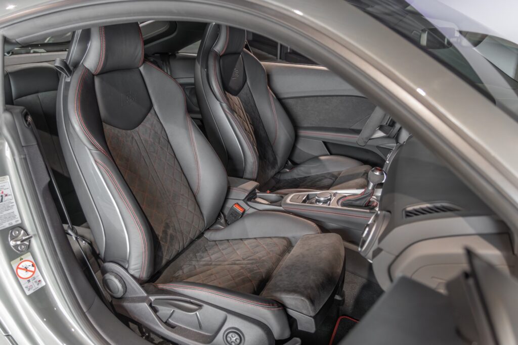 Sièges baquets en cuir – AUDI – TT – 2022 – Gris Chronos – 13 900 km – 245 ch – 4 cylindres turbo – Transmission : séquentielle – Origine France – Privaty Cars – Service de courtage et recherche automobile premium entre Bordeaux et Nantes