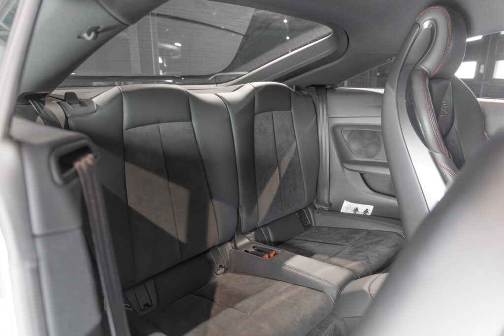 Sièges arrière en cuir noir – AUDI – TT – 2022 – Gris Chronos – 13 900 km – 245 ch – 4 cylindres turbo – Transmission : séquentielle – Origine France – Privaty Cars – Dépôt-vente de véhicules AUDI en Nouvelle-Aquitaine