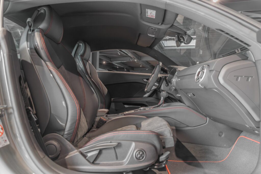 Sièges baquets en cuir – AUDI – TT – 2022 – Gris Chronos – 13 900 km – 245 ch – 4 cylindres turbo – Transmission : séquentielle – Origine France – Privaty Cars – Spécialiste des voitures de sport d’occasion à La Rochelle