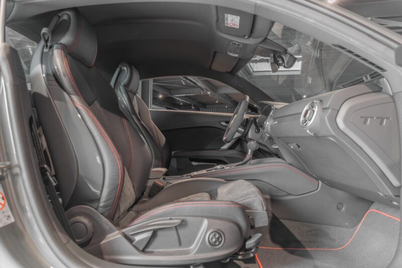 Sièges baquets en cuir – AUDI – TT – 2022 – Gris Chronos – 13 900 km – 245 ch – 4 cylindres turbo – Transmission : séquentielle – Origine France – Privaty Cars – Spécialiste des voitures de sport d’occasion à La Rochelle