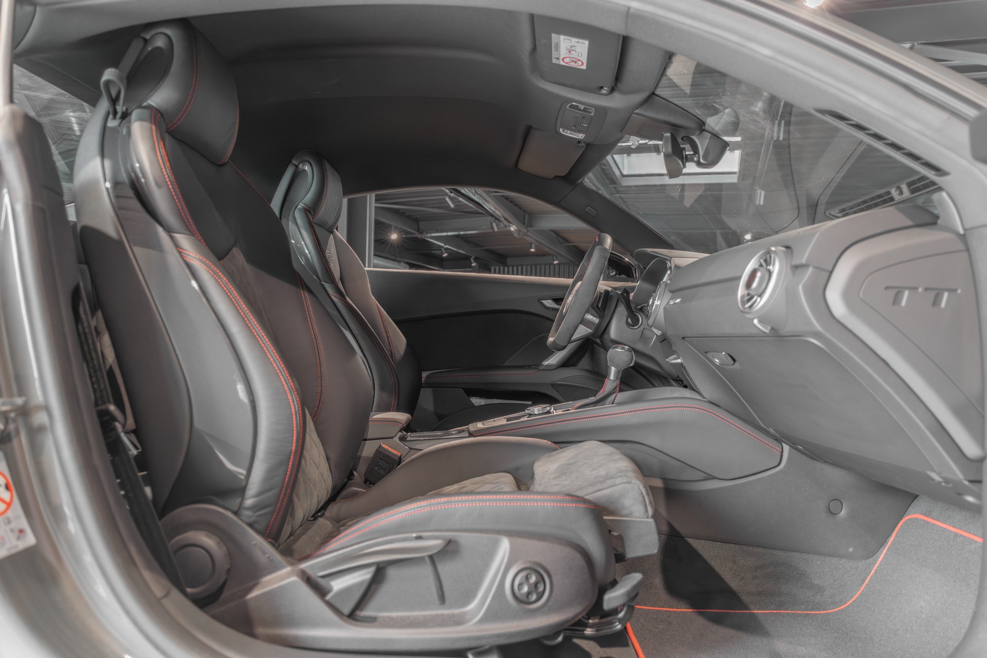 Sièges baquets en cuir – AUDI – TT – 2022 – Gris Chronos – 13 900 km – 245 ch – 4 cylindres turbo – Transmission : séquentielle – Origine France – Privaty Cars – Spécialiste des voitures de sport d’occasion à La Rochelle