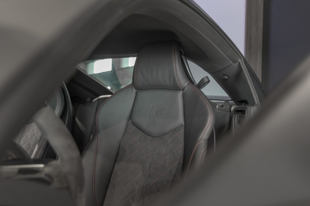 Sièges baquets en cuir – AUDI – TT – 2022 – Gris Chronos – 13 900 km – 245 ch – 4 cylindres turbo – Transmission : séquentielle – Origine France – Privaty Cars – Reprise cash de voitures de luxe sans obligation d’achat près de Niort