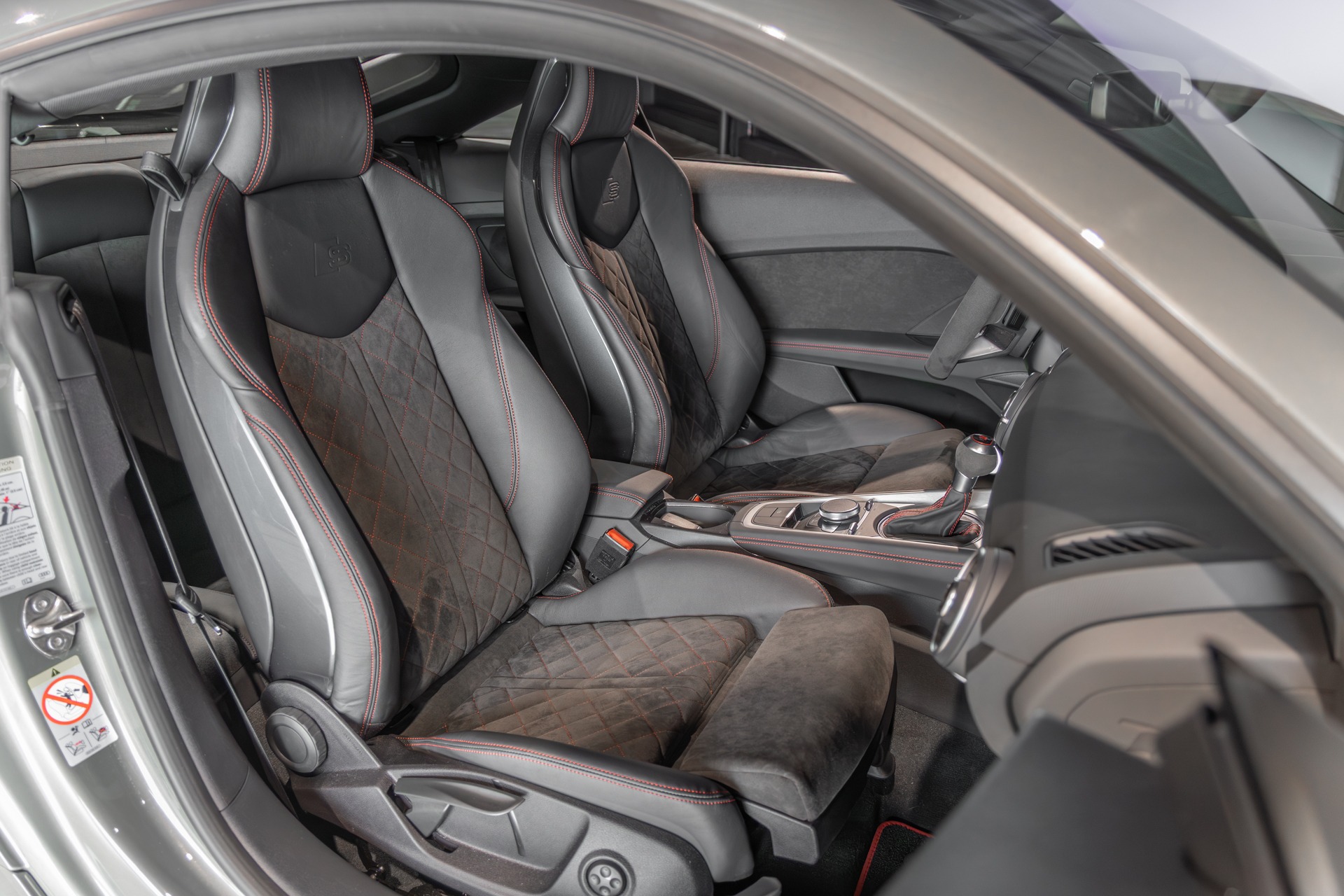 Sièges baquets en cuir – AUDI – TT – 2022 – Gris Chronos – 13 900 km – 245 ch – 4 cylindres turbo – Transmission : séquentielle – Origine France – Privaty Cars – Service de courtage et recherche automobile premium entre Bordeaux et Nantes