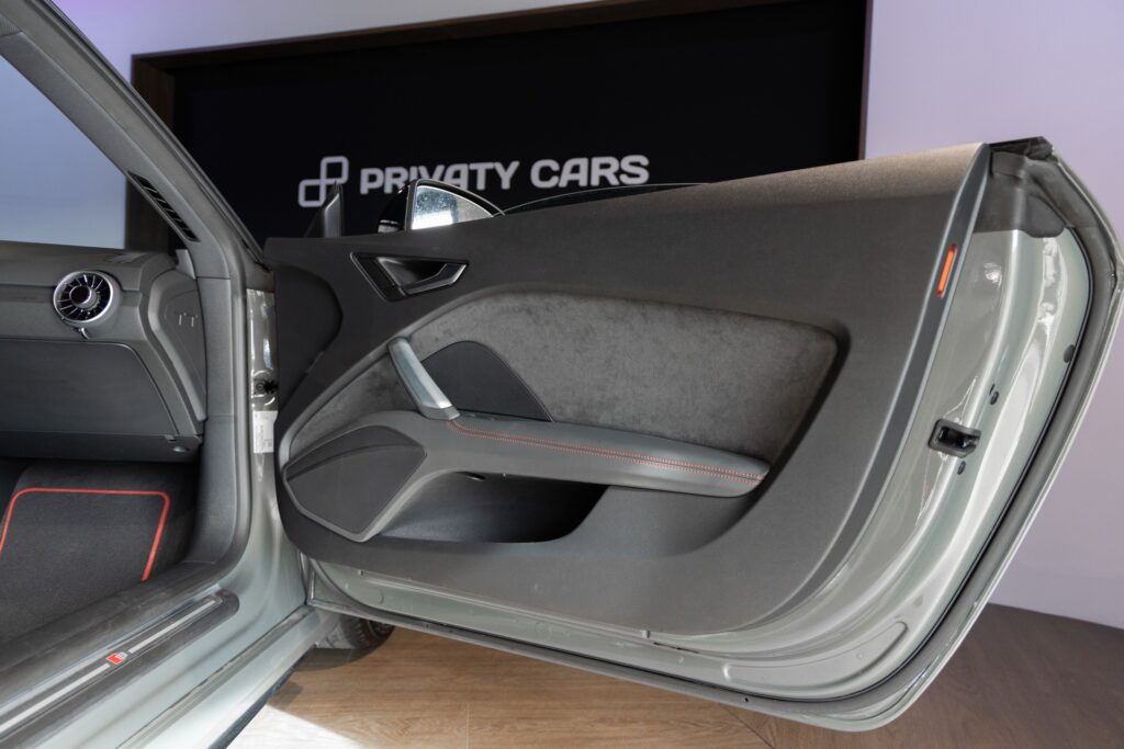 Porte avec garniture en cuir – AUDI – TT – 2022 – Gris Chronos – 13 900 km – 245 ch – 4 cylindres turbo – Transmission : séquentielle – Origine France – Privaty Cars – Importation de véhicules de prestige et sportifs en Charente-Maritime