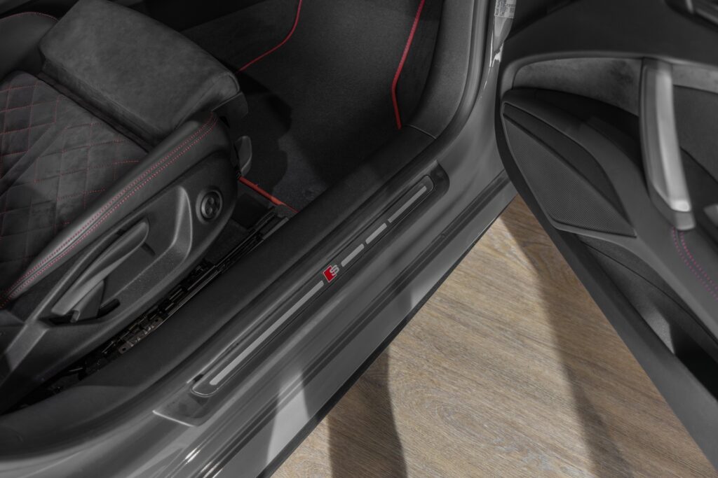 Siège baquet en cuir avec surpiqûres – AUDI – TT – 2022 – Gris Chronos – 13 900 km – 245 ch – 4 cylindres turbo – Transmission : séquentielle – Origine France – Privaty Cars – Rachat cash de voitures AUDI à 2 heures de Paris en TGV