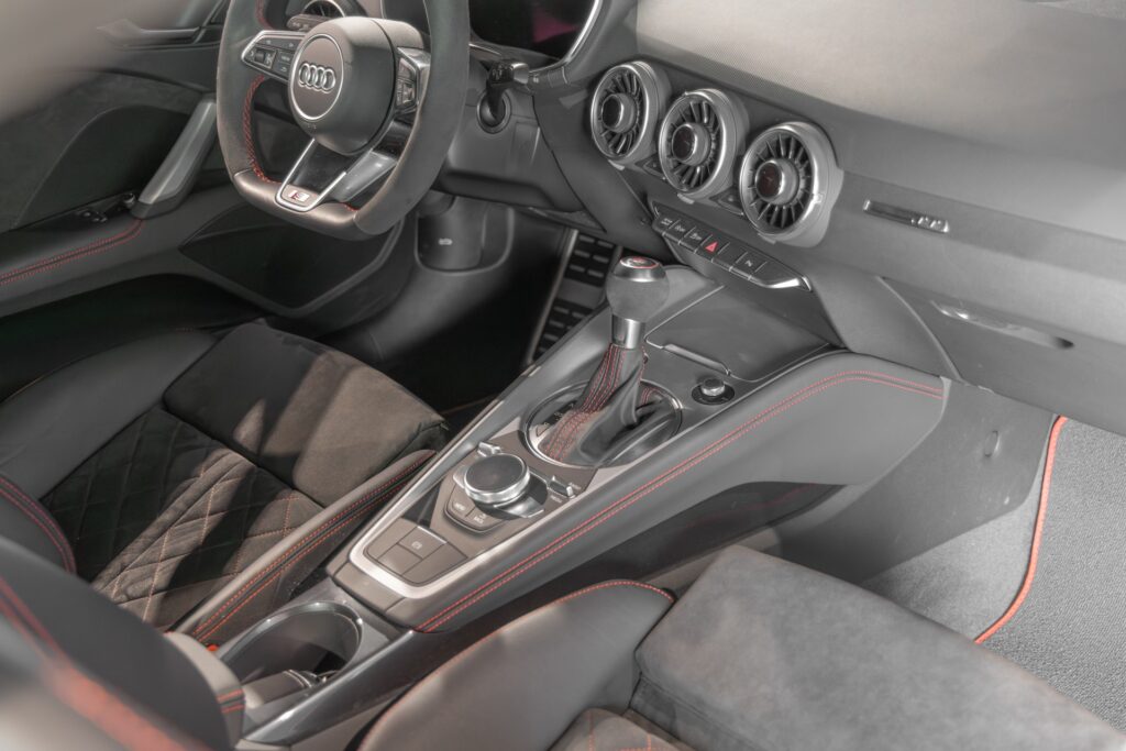 Console centrale avec levier de vitesses – AUDI – TT – 2022 – Gris Chronos – 13 900 km – 245 ch – 4 cylindres turbo – Transmission : séquentielle – Origine France – Privaty Cars – Vente de supercars d’occasion à La Rochelle