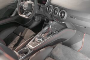 Console centrale avec levier de vitesses – AUDI – TT – 2022 – Gris Chronos – 13 900 km – 245 ch – 4 cylindres turbo – Transmission : séquentielle – Origine France – Privaty Cars – Vente de supercars d’occasion à La Rochelle