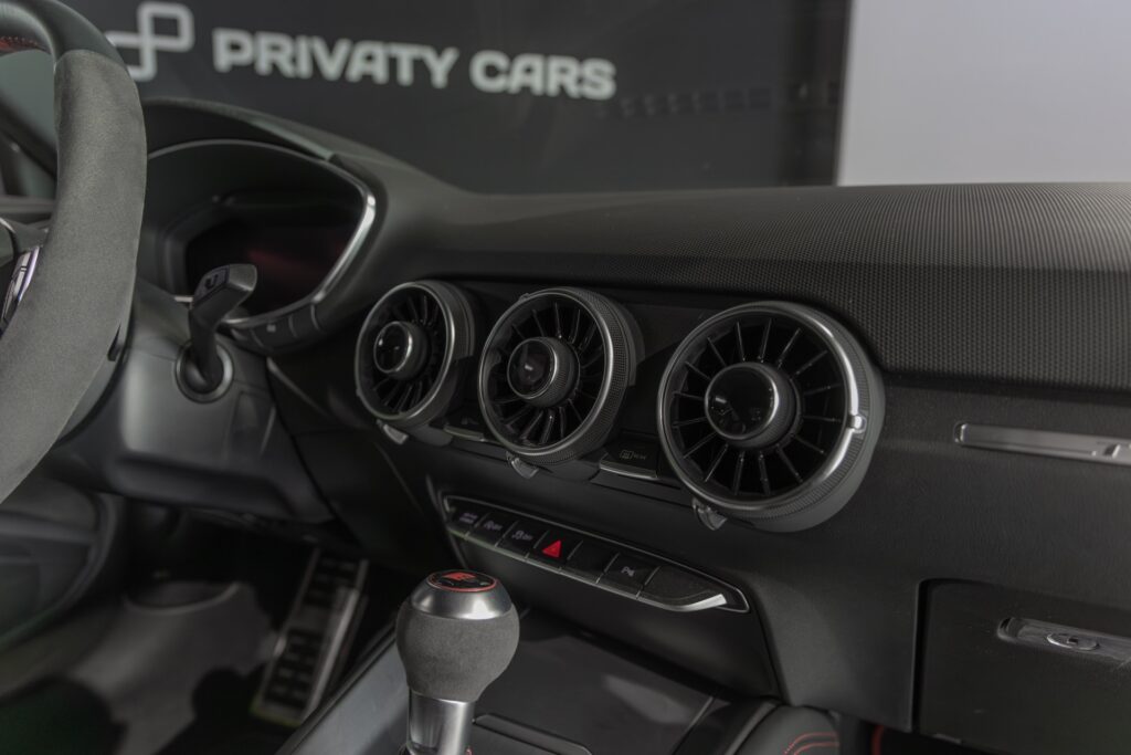 Tableau de bord – AUDI – TT – 2022 – Gris Chronos – 13 900 km – 245 ch – 4 cylindres turbo – Transmission : séquentielle – Origine France – Privaty Cars – Commerce de voitures de sport luxe et premium entre Bordeaux et Nantes