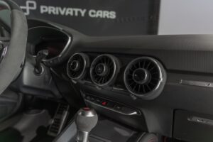 Tableau de bord – AUDI – TT – 2022 – Gris Chronos – 13 900 km – 245 ch – 4 cylindres turbo – Transmission : séquentielle – Origine France – Privaty Cars – Commerce de voitures de sport luxe et premium entre Bordeaux et Nantes