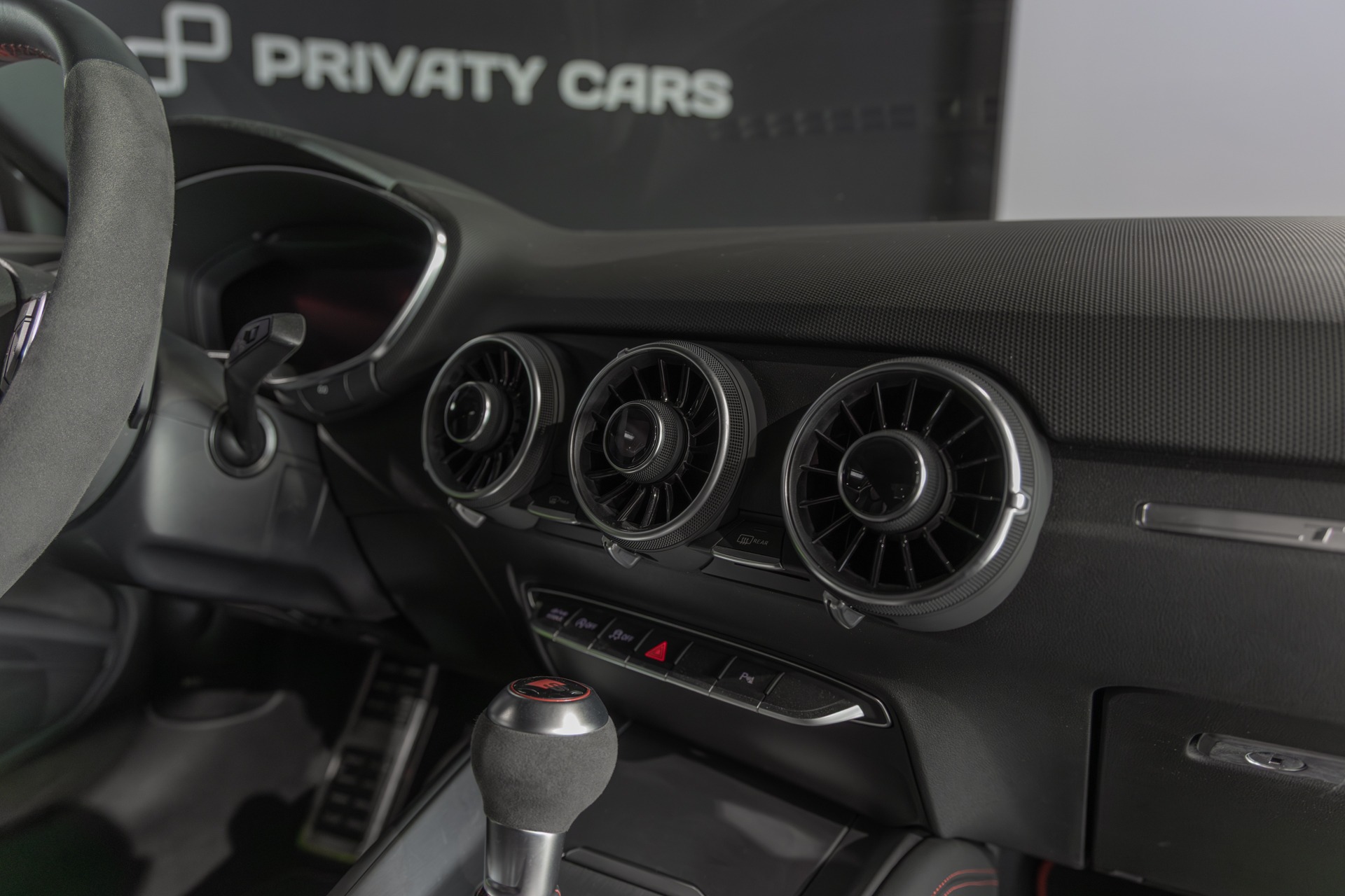 Tableau de bord – AUDI – TT – 2022 – Gris Chronos – 13 900 km – 245 ch – 4 cylindres turbo – Transmission : séquentielle – Origine France – Privaty Cars – Commerce de voitures de sport luxe et premium entre Bordeaux et Nantes