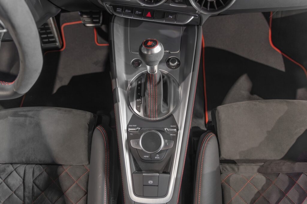 Console centrale avec levier de vitesses – AUDI – TT – 2022 – Gris Chronos – 13 900 km – 245 ch – 4 cylindres turbo – Transmission : séquentielle – Origine France – Privaty Cars – Spécialiste indépendant Porsche, Ferrari et McLaren à La Rochelle