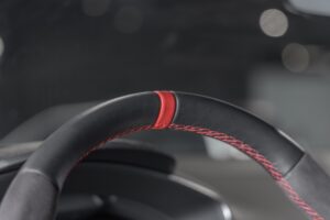 Volant – AUDI – TT – 2022 – Gris Chronos – 13 900 km – 245 ch – 4 cylindres turbo – Transmission : séquentielle – Origine France – Privaty Cars – Rachat immédiat de véhicules de prestige à 2 heures de Paris en TGV