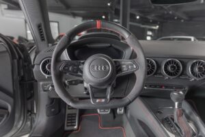 Volant – AUDI – TT – 2022 – Gris Chronos – 13 900 km – 245 ch – 4 cylindres turbo – Transmission : séquentielle – Origine France – Privaty Cars – Vente de véhicules d’investissement et de collection dans l’Ouest de la France