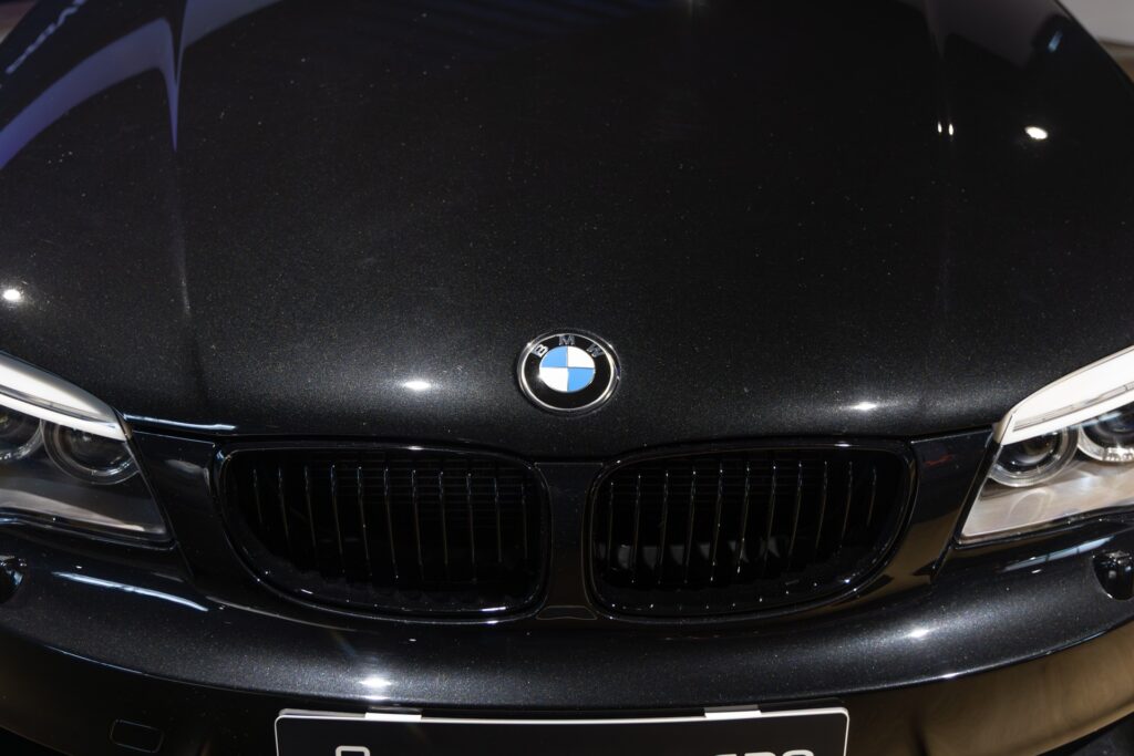 Calandre avec logo central – BMW – 1M – 2012 – Noir Saphirschwarz Metallic – 47 900 km – 340 ch – 6 cylindres en ligne bi-turbo – Transmission : Manuelle – Origine France – Privaty Cars – Reprise cash de voitures de luxe sans obligation d’achat à La Rochelle