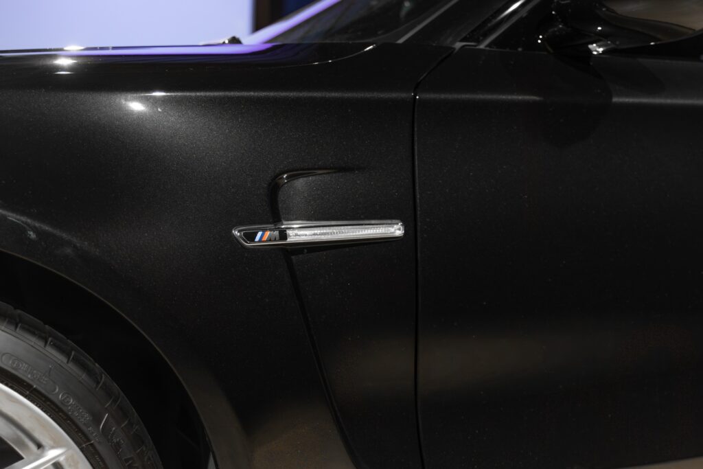 Éléments de carrosserie avec éclairage latéral – BMW – 1M – 2012 – Noir Saphirschwarz Metallic – 47 900 km – 340 ch – 6 cylindres en ligne bi-turbo – Transmission : Manuelle – Origine France – Privaty Cars – Vente de voitures de sport d’occasion en Nouvelle-Aquitaine