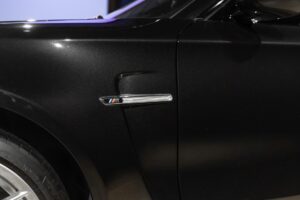 Éléments de carrosserie avec éclairage latéral – BMW – 1M – 2012 – Noir Saphirschwarz Metallic – 47 900 km – 340 ch – 6 cylindres en ligne bi-turbo – Transmission : Manuelle – Origine France – Privaty Cars – Vente de voitures de sport d’occasion en Nouvelle-Aquitaine