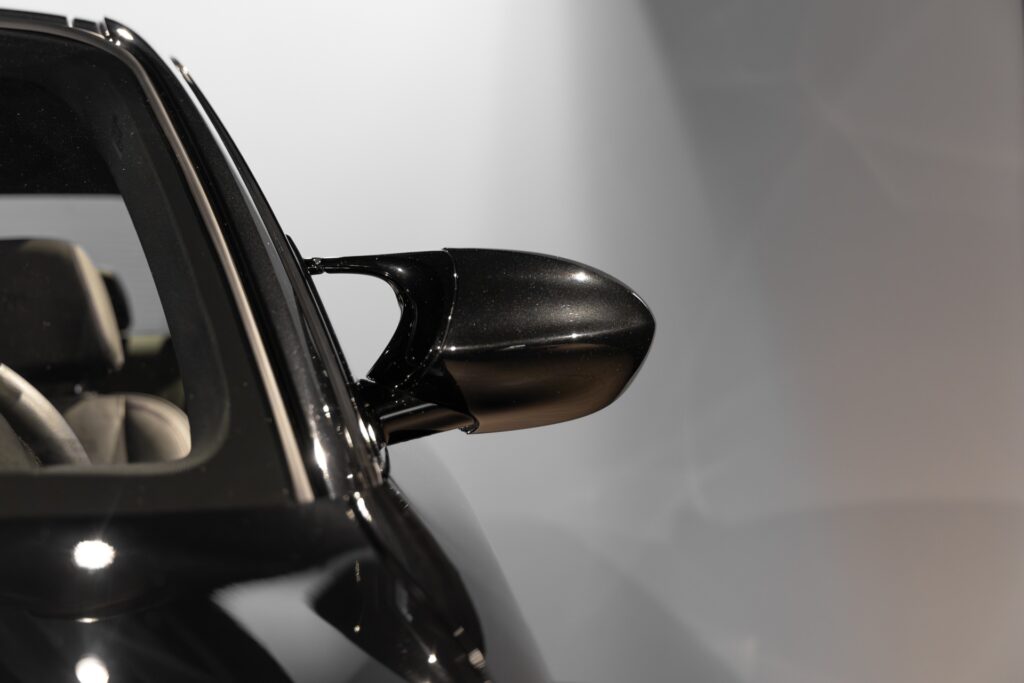 Rétroviseur extérieur noir brillant – BMW – 1M – 2012 – Noir Saphirschwarz Metallic – 47 900 km – 340 ch – 6 cylindres en ligne bi-turbo – Transmission : Manuelle – Origine France – Privaty Cars – Recherche personnalisée de voitures de sport d’occasion en Nouvelle-Aquitaine