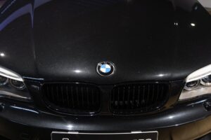 Calandre avec logo central – BMW – 1M – 2012 – Noir Saphirschwarz Metallic – 47 900 km – 340 ch – 6 cylindres en ligne bi-turbo – Transmission : Manuelle – Origine France – Privaty Cars – Reprise cash de voitures de luxe sans obligation d’achat à La Rochelle