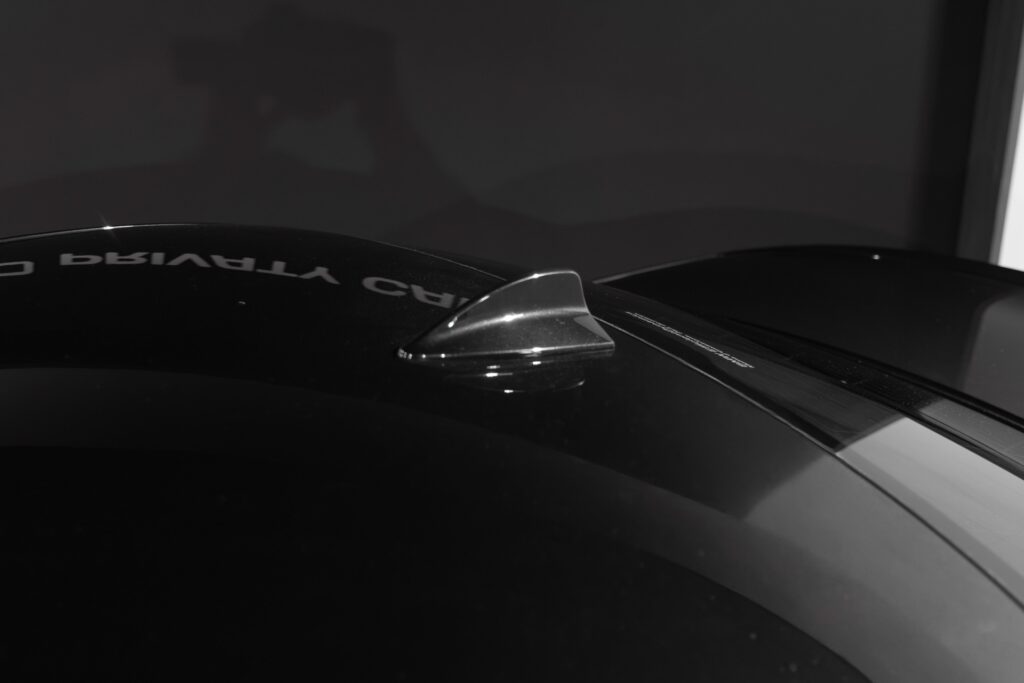 Antenne de toit en forme de requin – BMW – 1M – 2012 – Noir Saphirschwarz Metallic – 47 900 km – 340 ch – 6 cylindres en ligne bi-turbo – Transmission : Manuelle – Origine France – Privaty Cars – Spécialiste BMW d’occasion près de Poitiers