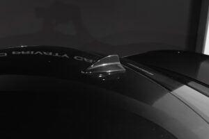 Antenne de toit en forme de requin – BMW – 1M – 2012 – Noir Saphirschwarz Metallic – 47 900 km – 340 ch – 6 cylindres en ligne bi-turbo – Transmission : Manuelle – Origine France – Privaty Cars – Spécialiste BMW d’occasion près de Poitiers