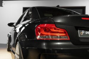 Feu arrière avec éclairage LED – BMW – 1M – 2012 – Noir Saphirschwarz Metallic – 47 900 km – 340 ch – 6 cylindres en ligne bi-turbo – Transmission : Manuelle – Origine France – Privaty Cars – Spécialiste des voitures de luxe d’occasion proche de Bordeaux