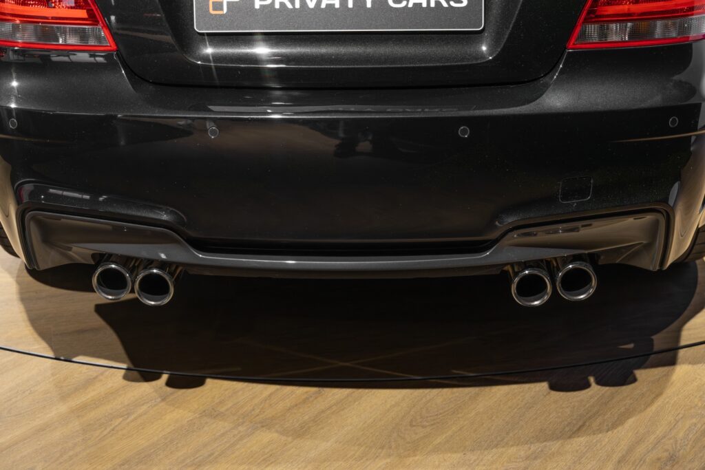 Double sortie d'échappement chromée – BMW – 1M – 2012 – Noir Saphirschwarz Metallic – 47 900 km – 340 ch – 6 cylindres en ligne bi-turbo – Transmission : Manuelle – Origine France – Privaty Cars – Recherche personnalisée de modèles BMW à 2 heures de Paris en TGV