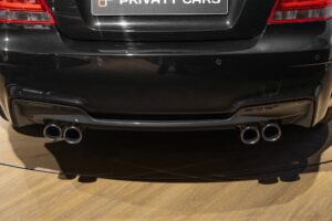 Double sortie d'échappement chromée – BMW – 1M – 2012 – Noir Saphirschwarz Metallic – 47 900 km – 340 ch – 6 cylindres en ligne bi-turbo – Transmission : Manuelle – Origine France – Privaty Cars – Recherche personnalisée de modèles BMW à 2 heures de Paris en TGV