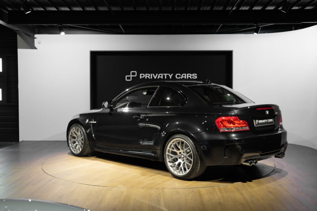 Vue arrière avec jantes en alliage – BMW – 1M – 2012 – Noir Saphirschwarz Metallic – 47 900 km – 340 ch – 6 cylindres en ligne bi-turbo – Transmission : Manuelle – Origine France – Privaty Cars – Expert des modèles BMW en Charente-Maritime