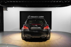 Vue arrière avec double sortie d'échappement – BMW – 1M – 2012 – Noir Saphirschwarz Metallic – 47 900 km – 340 ch – 6 cylindres en ligne bi-turbo – Transmission : Manuelle – Origine France – Privaty Cars – Vente de supercars d’occasion à 2 heures de Paris en TGV