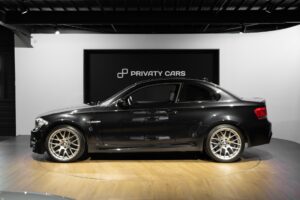 Jante alliage argentée à rayons – BMW – 1M – 2012 – Noir Saphirschwarz Metallic – 47 900 km – 340 ch – 6 cylindres en ligne bi-turbo – Transmission : Manuelle – Origine France – Privaty Cars – Expert des sportives d’occasion haut de gamme proche de Nantes