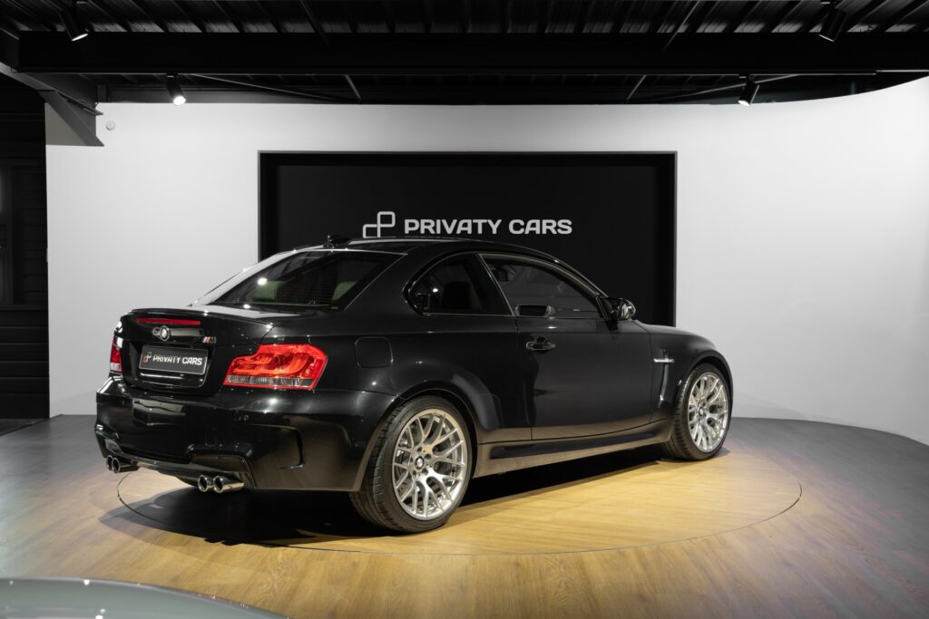 Vue arrière avec double sortie d'échappement – BMW – 1M – 2012 – Noir Saphirschwarz Metallic – 47 900 km – 340 ch – 6 cylindres en ligne bi-turbo – Transmission : Manuelle – Origine France – Privaty Cars – Vente de véhicules d’investissement et de collection en Nouvelle-Aquitaine