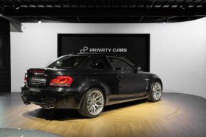 Vue arrière avec double sortie d'échappement – BMW – 1M – 2012 – Noir Saphirschwarz Metallic – 47 900 km – 340 ch – 6 cylindres en ligne bi-turbo – Transmission : Manuelle – Origine France – Privaty Cars – Vente de véhicules d’investissement et de collection en Nouvelle-Aquitaine