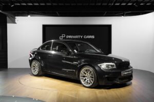 Vue latérale avec jantes en alliage – BMW – 1M – 2012 – Noir Saphirschwarz Metallic – 47 900 km – 340 ch – 6 cylindres en ligne bi-turbo – Transmission : Manuelle – Origine France – Privaty Cars – Spécialiste des supercars d’occasion à La Rochelle