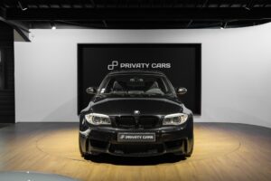 Vue avant avec calandre distinctive – BMW – 1M – 2012 – Noir Saphirschwarz Metallic – 47 900 km – 340 ch – 6 cylindres en ligne bi-turbo – Transmission : Manuelle – Origine France – Privaty Cars – Intermédiaire de confiance vente voiture sport proche de Nantes