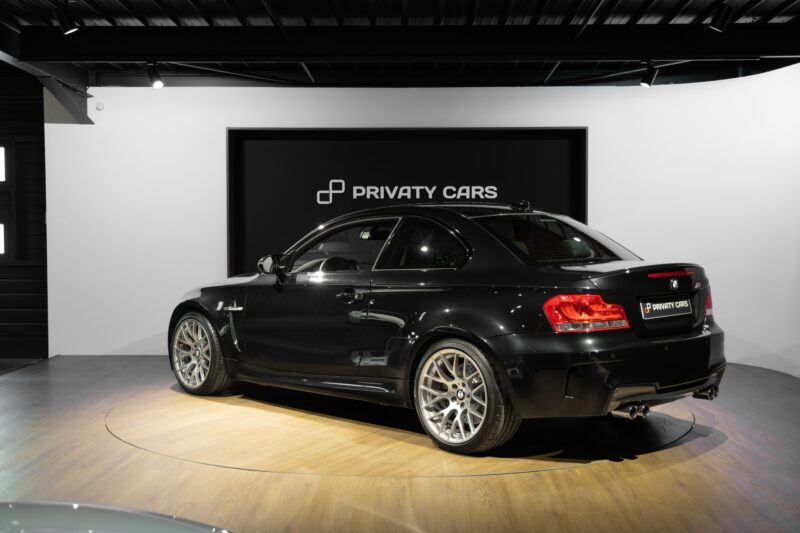 Extérieur – BMW – 1M – 2012 – Noir Saphirschwarz Metallic – 47 900 km – 340 ch – 6 cylindres en ligne bi-turbo – Transmission : Manuelle – Origine France – Privaty Cars – Spécialiste indépendant Porsche, Ferrari et McLaren dans l’Ouest de la France