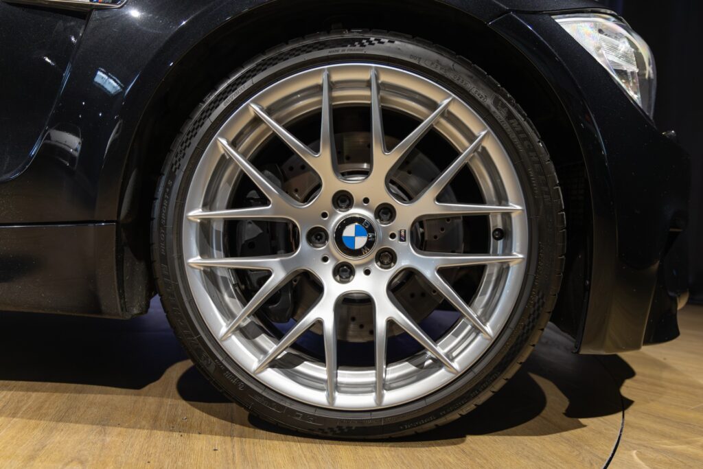 Jantes – BMW – 1M – 2012 – Noir Saphirschwarz Metallic – 47 900 km – 340 ch – 6 cylindres en ligne bi-turbo – Transmission : Manuelle – Origine France – Privaty Cars – Vente de voitures de prestige d’occasion proche de Nantes