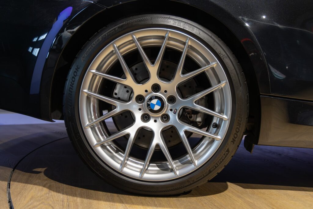 Jantes en alliage à rayons multiples – BMW – 1M – 2012 – Noir Saphirschwarz Metallic – 47 900 km – 340 ch – 6 cylindres en ligne bi-turbo – Transmission : Manuelle – Origine France – Privaty Cars – Achat et vente de supercars d’occasion à 2 heures de Paris en TGV