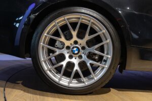 Jantes en alliage à rayons multiples – BMW – 1M – 2012 – Noir Saphirschwarz Metallic – 47 900 km – 340 ch – 6 cylindres en ligne bi-turbo – Transmission : Manuelle – Origine France – Privaty Cars – Achat et vente de supercars d’occasion à 2 heures de Paris en TGV