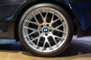 Jantes en alliage argenté – BMW – 1M – 2012 – Noir Saphirschwarz Metallic – 47 900 km – 340 ch – 6 cylindres en ligne bi-turbo – Transmission : Manuelle – Origine France – Privaty Cars – Achat et vente de voitures de sport d’occasion entre Bordeaux et Nantes