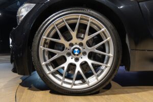 Jantes en alliage multibrins – BMW – 1M – 2012 – Noir Saphirschwarz Metallic – 47 900 km – 340 ch – 6 cylindres en ligne bi-turbo – Transmission : Manuelle – Origine France – Privaty Cars – Vente de voitures de prestige d’occasion proche de Nantes