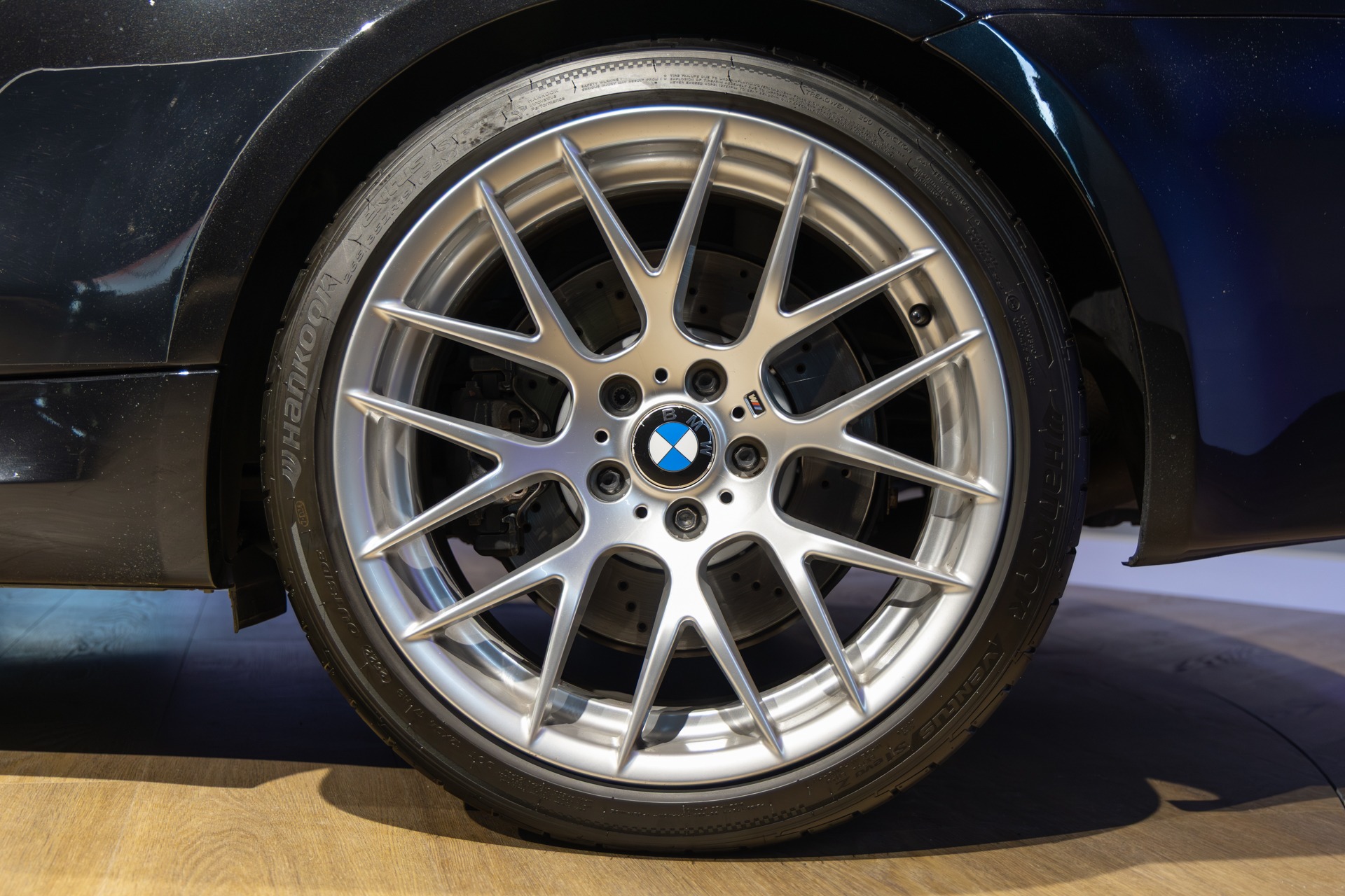 Jantes – BMW – 1M – 2012 – Noir Saphirschwarz Metallic – 47 900 km – 340 ch – 6 cylindres en ligne bi-turbo – Transmission : Manuelle – Origine France – Privaty Cars – Vente de voitures de prestige d’occasion dans l’Ouest de la France