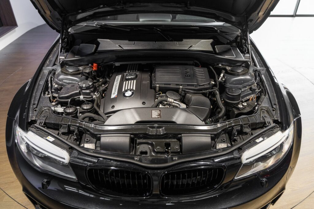 Moteur – BMW – 1M – 2012 – Noir Saphirschwarz Metallic – 47 900 km – 340 ch – 6 cylindres en ligne bi-turbo – Transmission : Manuelle – Origine France – Privaty Cars – Expert des voitures de prestige d’occasion près de Niort