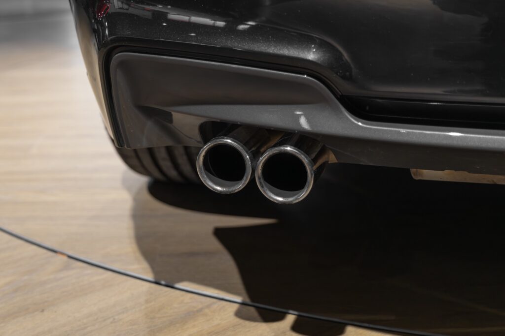 Double sortie d'échappement chromée – BMW – 1M – 2012 – Noir Saphirschwarz Metallic – 47 900 km – 340 ch – 6 cylindres en ligne bi-turbo – Transmission : Manuelle – Origine France – Privaty Cars – Spécialiste des supercars d’occasion en Nouvelle-Aquitaine