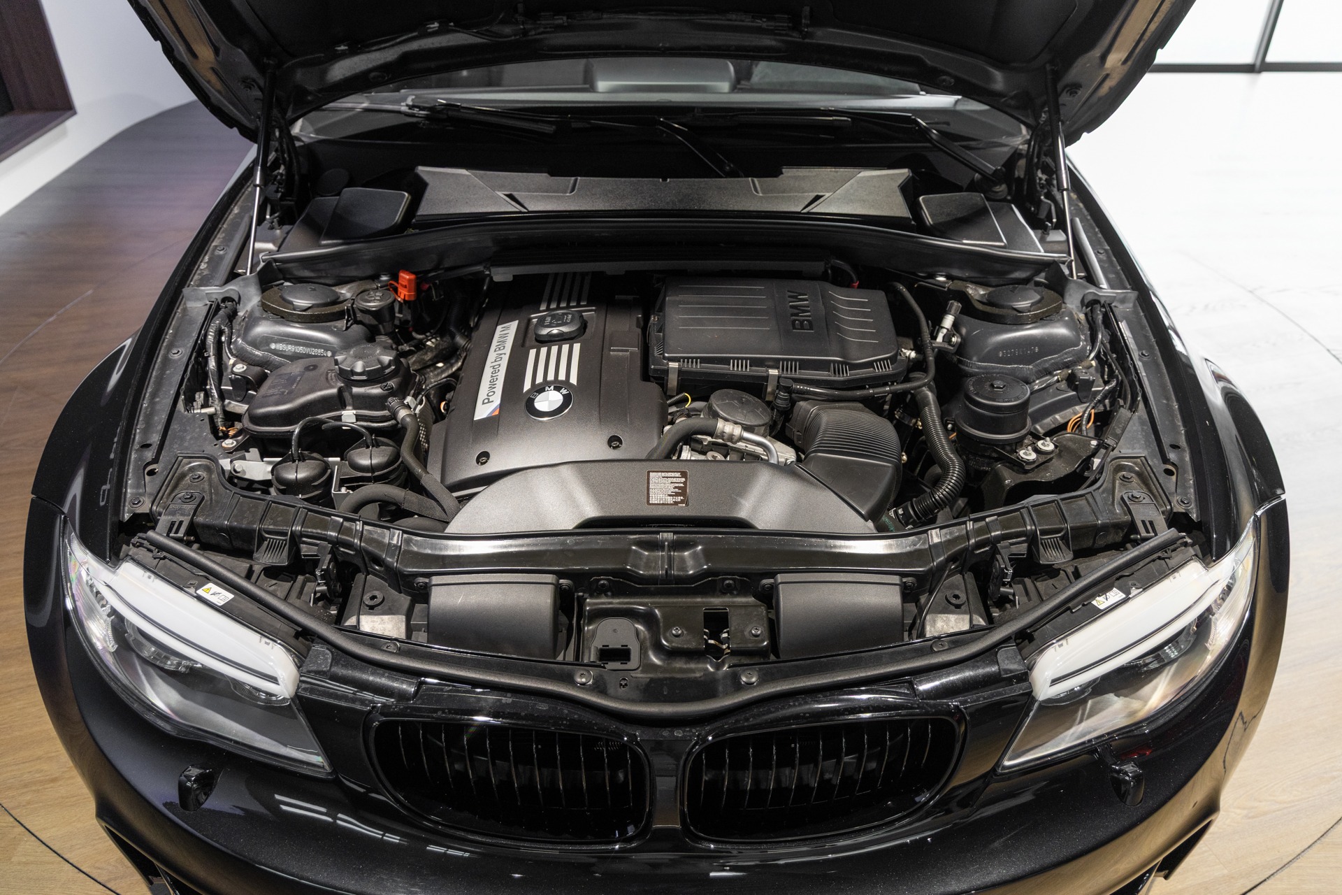 Moteur – BMW – 1M – 2012 – Noir Saphirschwarz Metallic – 47 900 km – 340 ch – 6 cylindres en ligne bi-turbo – Transmission : Manuelle – Origine France – Privaty Cars – Négoce de véhicules GT et sportives d’exception dans l’Ouest de la France