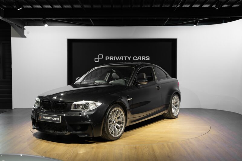 À vendre – BMW – 1M – 2012 – Noir Saphirschwarz Metallic – 47 900 km – 340 ch – 6 cylindres en ligne bi-turbo – Transmission : Manuelle – Photo principale – Origine France – Privaty Cars – Vente de voitures de prestige d’occasion dans l’Ouest de la France