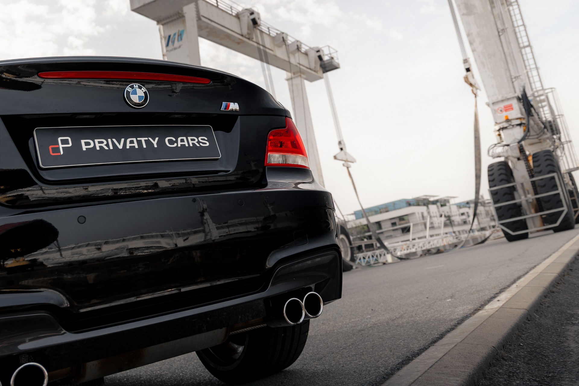 Shoot live – BMW – 1M – 2012 – Noir Saphirschwarz Metallic – 47 900 km – 340 ch – 6 cylindres en ligne bi-turbo – Transmission : Manuelle – Origine France – Privaty Cars – Spécialiste indépendant Porsche, Ferrari et McLaren entre Bordeaux et Nantes