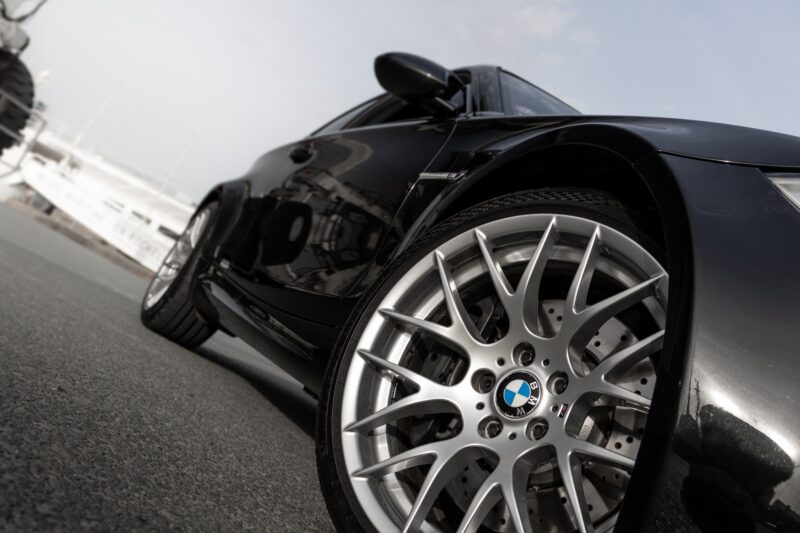 Shoot live – BMW – 1M – 2012 – Noir Saphirschwarz Metallic – 47 900 km – 340 ch – 6 cylindres en ligne bi-turbo – Transmission : Manuelle – Origine France – Privaty Cars – Showroom de voitures de sport haut de gamme à 2 heures de Paris en TGV