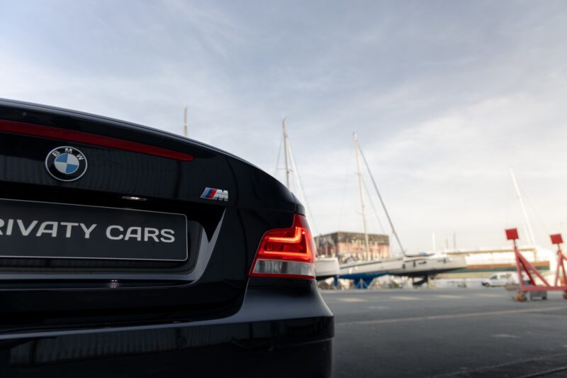 Shoot live – BMW – 1M – 2012 – Noir Saphirschwarz Metallic – 47 900 km – 340 ch – 6 cylindres en ligne bi-turbo – Transmission : Manuelle – Origine France – Privaty Cars – Dépôt-vente de voitures de sport et véhicules d’exception entre Bordeaux et Nantes